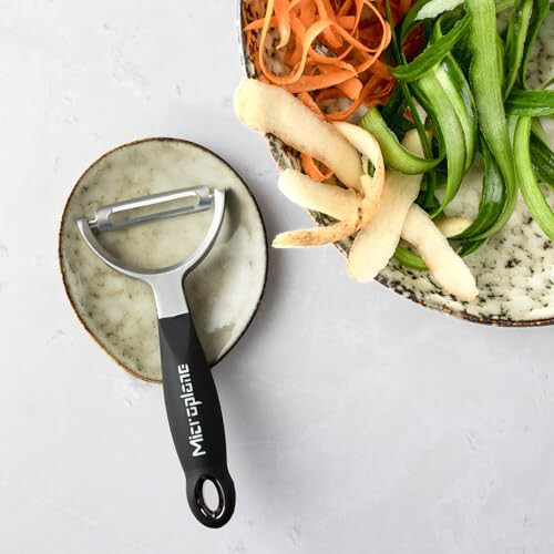 Microplane Professional Y Peeler – Straight 2