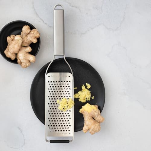 Microplane Professional Coarse Grater 2