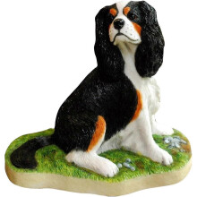 Statua di cane Cavalier King Charles Spaniel, scultura in resina dipinta, 9x6x14,5 cm, per decorazione di giardino, patio, veranda e prato.