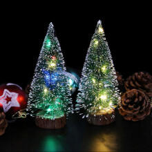 Mini albero di Natale artificiale da 15 cm con luci LED e base in legno, ideale come decorazione da tavolo.