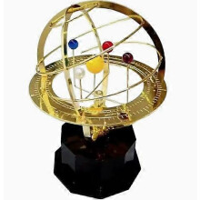 Modelo retro de gran planetario del sistema solar con 9 planetas y decoración metálica.