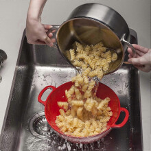 Colador de melamina de 19 cm, color rojo, para pasta, verduras y frutas. Apto para lavavajillas, con asas ergonómicas.
