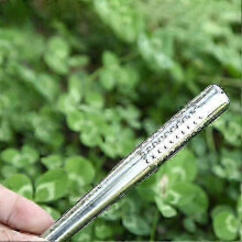 Juego de herramientas de acero inoxidable para jardín: rastrillo, pala y azada, ideales para plantar y cultivar en tierra.