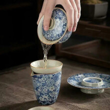 Juego de té Gaiwan de cerámica china azul y blanca con tapa para preparar té de hojas sueltas.