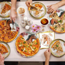 Set di articoli per feste di compleanno a tema cavalli con piatti, bicchieri, tovaglioli, cannucce, tovaglia e striscione.