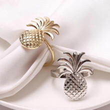 Set van 12 vergulde metalen servetringen in de vorm van een ananas voor tafeldecoratie op een bruiloft of feest.