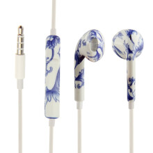 Cluasáin sreangaithe EarPods comhoiriúnacha le cianrialtán; dath agus patrún seolta go randamach.:S-IP5G-6943D Bronntanas Iontais