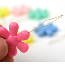 40 enhebradores para agujas, de plástico y cobre, con cabeza de flor de ciruelo, estilo encantador.