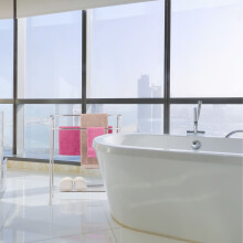 Set di accessori essenziali per il bagno (2 pezzi) - Portasciugamani con ripiano e set di 3 scopini per WC
