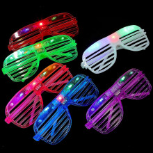 Plastic lamellenbrillen met LED-raster, 12 paar in willekeurige kleuren, voor Halloween, clubfeest en cosplay.