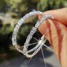Orecchini a cerchio in argento con cristalli sfaccettati, dal profilo elegante, perfetti per matrimoni, ricevimenti ed eventi