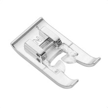 Pied-de-biche pour monogrammes compatible avec les machines à coudre Singer et Brother. Conception à bout ouvert pour une couture de précision.