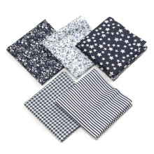 Lot de 5 carrés de tissu en coton 50x50cm à motifs variés pour la couture et le patchwork.