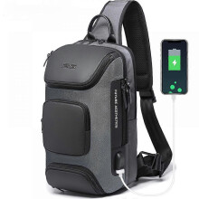 Pánska vodeodolná taška cez rameno na jedno plece so vstupom USB, sivá na cyklistiku, cestovanie a šport