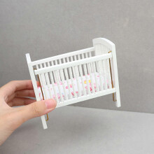 Miniatuur poppenhuisbedje op schaal 1:12, gemaakt van massief berkenhout met een Chinees dierenriemmotief, voor poppenhuisscènes en verzamelaars.