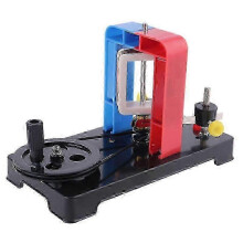 Zelfbouwmodel van een handgenerator, lesinstrument voor het experiment met elektromagnetische inductie.