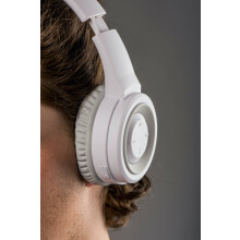 Fones de ouvido Bluetooth, resistentes a respingos, bateria com duração de 66 horas, brancos.
