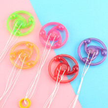 (Farbe zufällig) 1 Stück Klassisches Spielzeug: Das neue Mini-Fingergyro mit Zugschnur, blinkendem Schwungrad