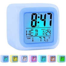 Sveglia a cubo nera, 8 cm, 7 colori, con indicazione di data e temperatura.