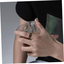 Anello da uomo in acciaio al titanio con motivo venature del legno e delicata fantasia tartarugata, accessorio alla moda per feste e uso quotidiano.