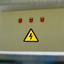 30 adesivi di avvertimento per recinzioni elettriche, etichette adesive di avvertenza alta tensione, segnali di sicurezza a triangolo giallo.
