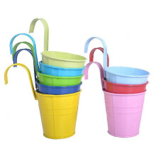 Lot de 8 pots de fleurs suspendus en métal, 8 couleurs différentes, paniers et seaux.
