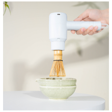 Frusta elettrica per matcha ricaricabile, strumento per frullare rapidamente il matcha per bevande fatte in casa.
