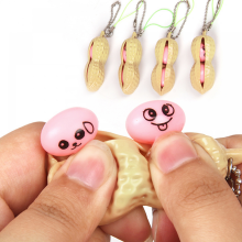 Lot de 4 jouets anti-stress en forme de cacahuète, avec porte-clés, pour enfants et adultes.