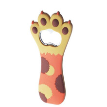 (orange hairball) Flesopener in de vorm van een kattenklauw met magnetische achterkant voor de koelkast, met zachte handgreep.