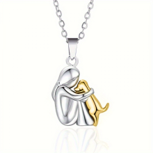 Tweekleurige ketting voor hondenliefhebbers met een hartvormige hanger in zilver- en goudkleurige afwerking.