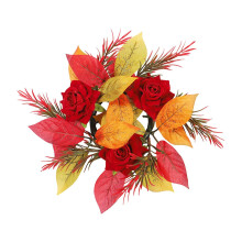 Ghirlanda autunnale con candele a colonna per il Ringraziamento e Halloween, soggiorno.