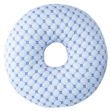 Travesseiro com furo para orelha, ideal para quem dorme de lado. Seu formato em rosca macia proporciona alívio para dores de ouvido e