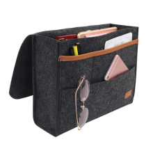 Plstěná úložná taška na noční stolek s kapsami
