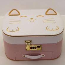 Grazioso e rilassante portagioie con chiusura a chiave a tema gatto, di grande capacità e con scomparti multipli, nei colori rosa e bianco.