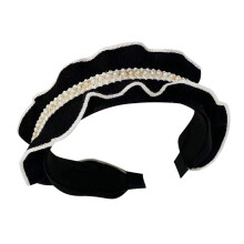 Zwart Ruffed Stoffen Hoofdband Met Parel Decoratie
