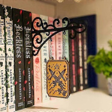 (B) Placa Organizadora de Livros em Madeira para Biblioteca com Suporte e Corrente - Fantasia, Romantasia, Adulto Jovem ou Romance Sombrio