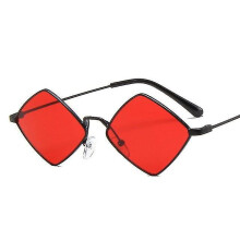 (black red) Occhiali da sole da donna in metallo, modello a maschera a rombo con lenti UV400 e certificazione CE.