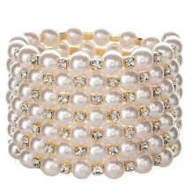 (Golden) Armband met 7 rijen imitatieparels en kristallen details, elastisch en geschikt als bruidssieraad.