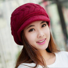 (Maroon) Dames Winter Gebreide Muts met Vizier, Tweelaags Faux Voering, Elastisch Oorbescherming voor Koude Wind, Zwart