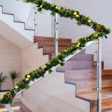 Kerstslinger van 270 cm met 50 ledlampjes en dennenappels