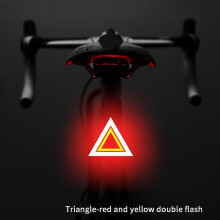 (D) Feu arrière de vélo rechargeable par USB, 5 modes et résistance à l'eau IPX2 pour vélo de route