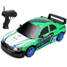 (Green) RC-ajoauto 1/24 mittakaavan nelivetoinen, jossa on 2,4 GHz:n kaukosäädin ja vaihdettavat kumirenkaat