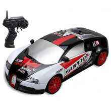 (White) RC-ajoauto 1/24 mittakaavan nelivetoinen, jossa on 2,4 GHz:n kaukosäädin ja vaihdettavat kumirenkaat