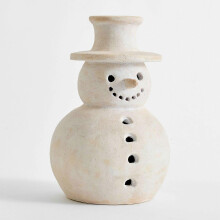 (S) Handgemaakte holle sneeuwpopfiguur in een terracotta lantaarn met een verweerde afwerking voor een feestelijke sfeer.