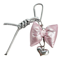 (Pink bow silver leat) Portachiavi con ciondolo a forma di cuore e fiocco in pelle, ideale per borse da donna e ragazza o custodie per cellulari.