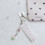 (Section B) Elegante ciondolo per cellulare con nastro e perline, decorato con una farfalla. 4