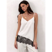 Blusa Regata Feminina de Cetim com Detalhes em Renda, Decote em V e Alças Finas Assimétricas. Branco M