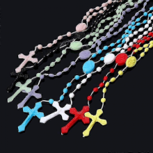 Collana luminosa con perline di rosario in plastica a 8 colori, per la preghiera cattolica e religiosa.
