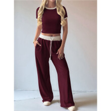 Conjunto de Moletom Feminino de Verão com Duas Peças Combinando, Composto Por Calça Pantalona e Top Cropped com Franzido Lateral. Vinho Tinto M