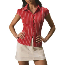 Camisa Feminina Listrada com Botões, Manga Curta e Modelagem Ajustada, Ideal para Trabalho e Negócios. Vermelho M